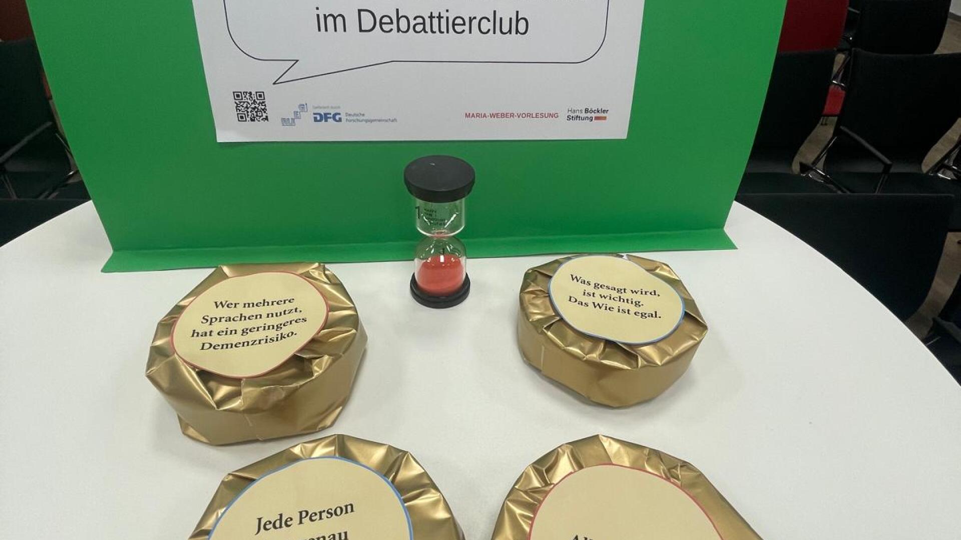 Detailansicht des Debattierclubs mit zweiseitigen Medaillen