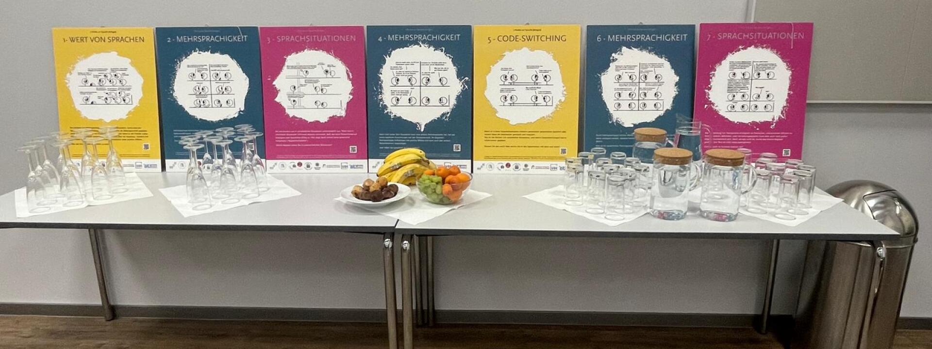 Wasserstation mit Comics im Hintergrund