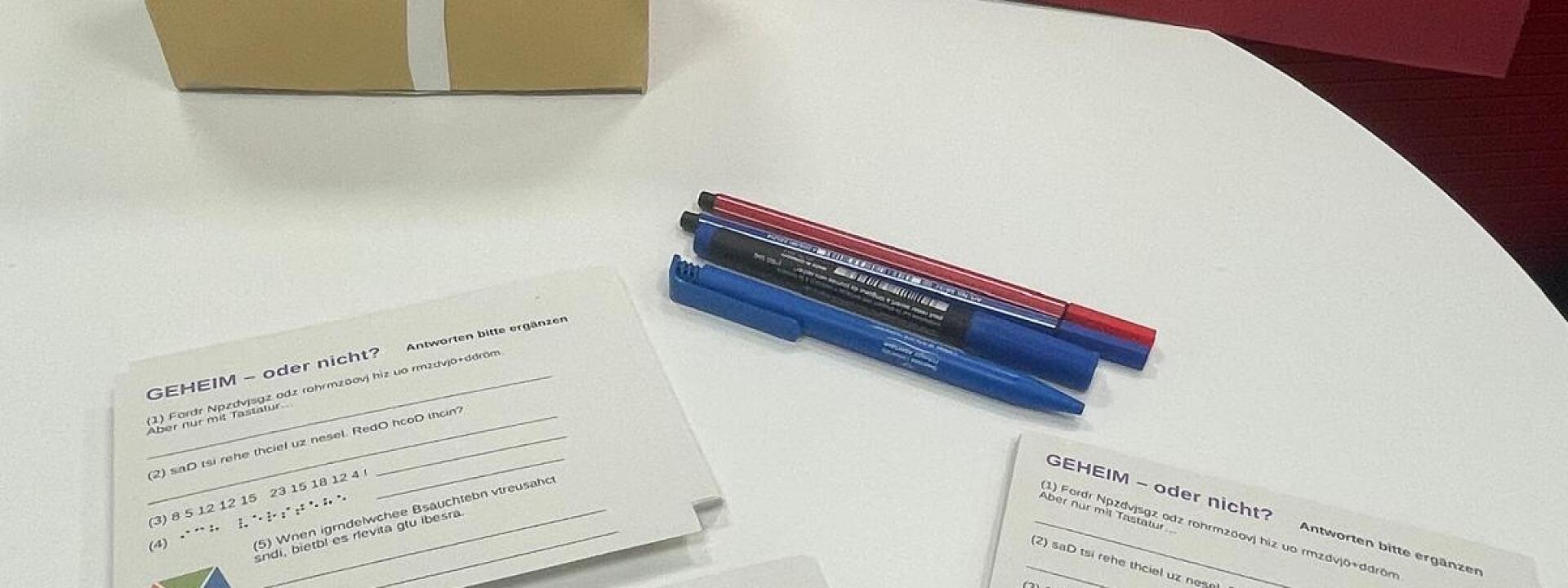 Detailansicht mit Postkarten und Stiften