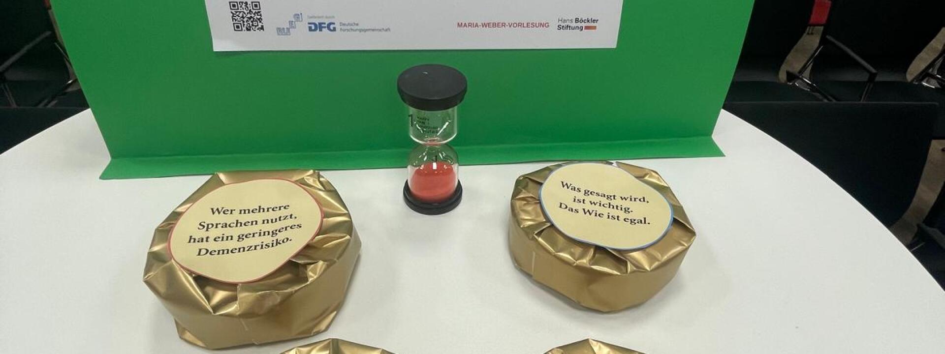 Detailansicht des Debattierclubs mit zweiseitigen Medaillen