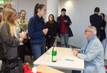 Wecker Beim Signieren © Mira Arora