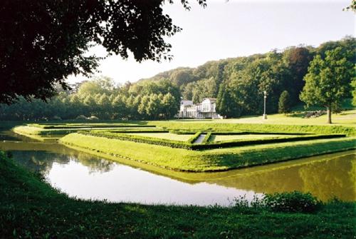 Blick auf das Museum und die historischen Gärten