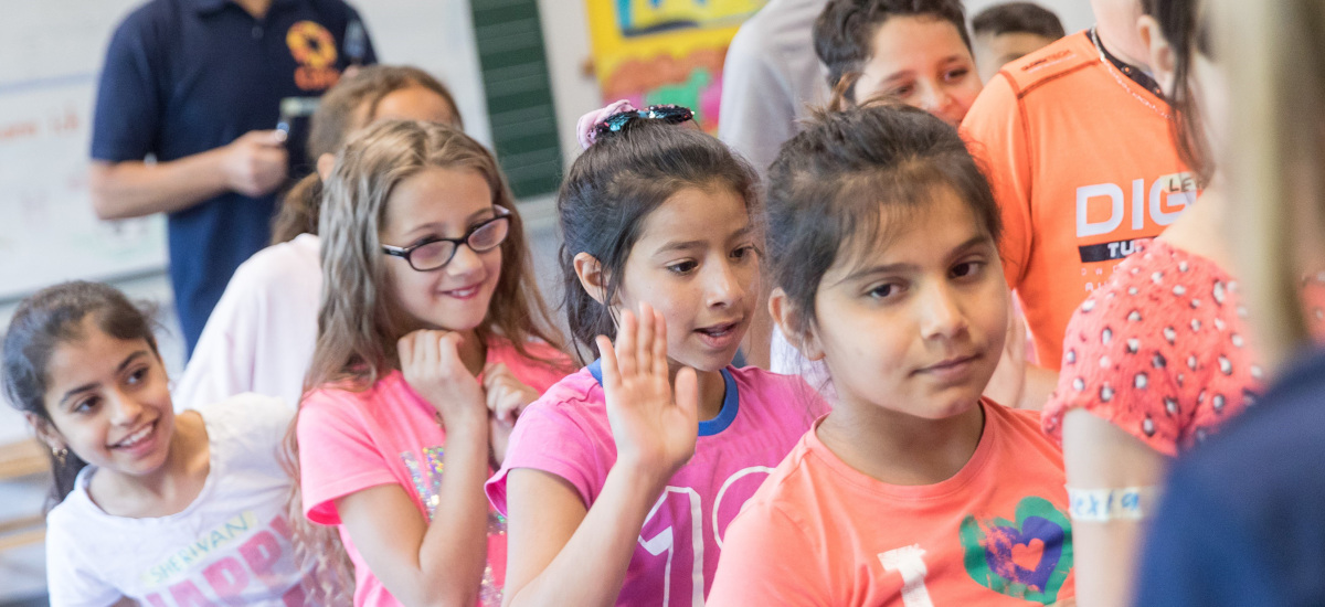 Kinder beim Spiel in einer Reihe