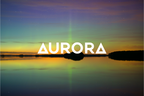 Über einem See liegt die Dämmerung. Das Aurora-Symbol steht in der Mitte des Bildes.