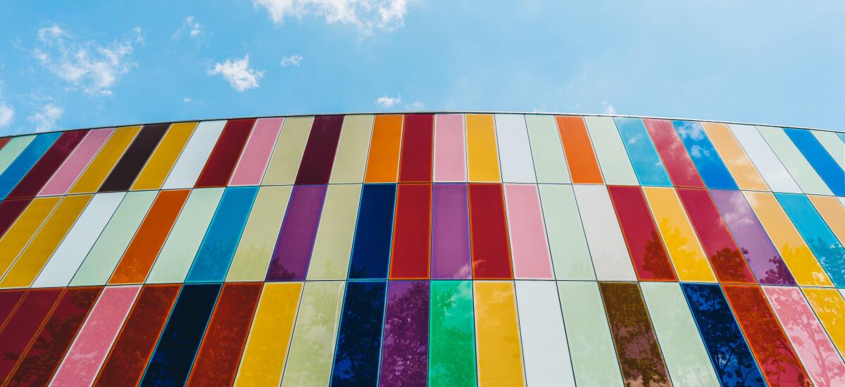 Eine bunte Gebäudefassade in Regenbogenfarben