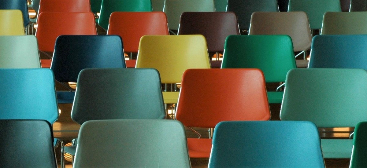 Tribüne mit unterschiedlichfarbigen Stühlen
