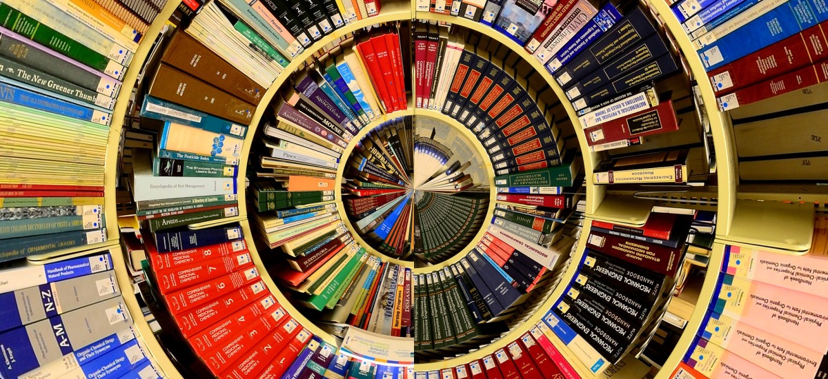 Fotomontage eines kreisförmig angeordneten Bücherregals