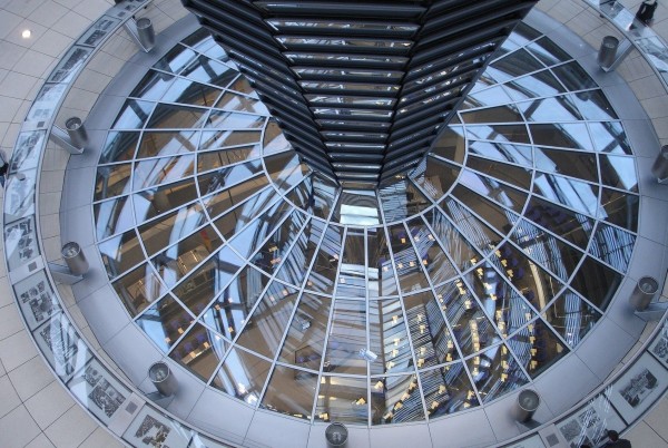 Blick in den Bundestag durch die Glasdecke des Plenarsaals