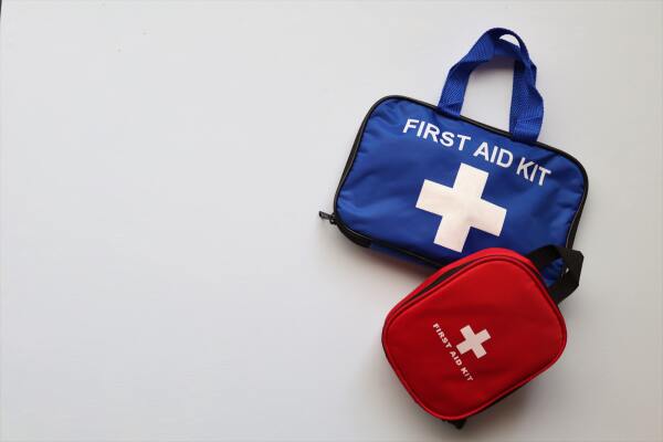 Zwei kleine Erste-Hilfe-Taschen, die auf einem weißen Untergrund liegen.