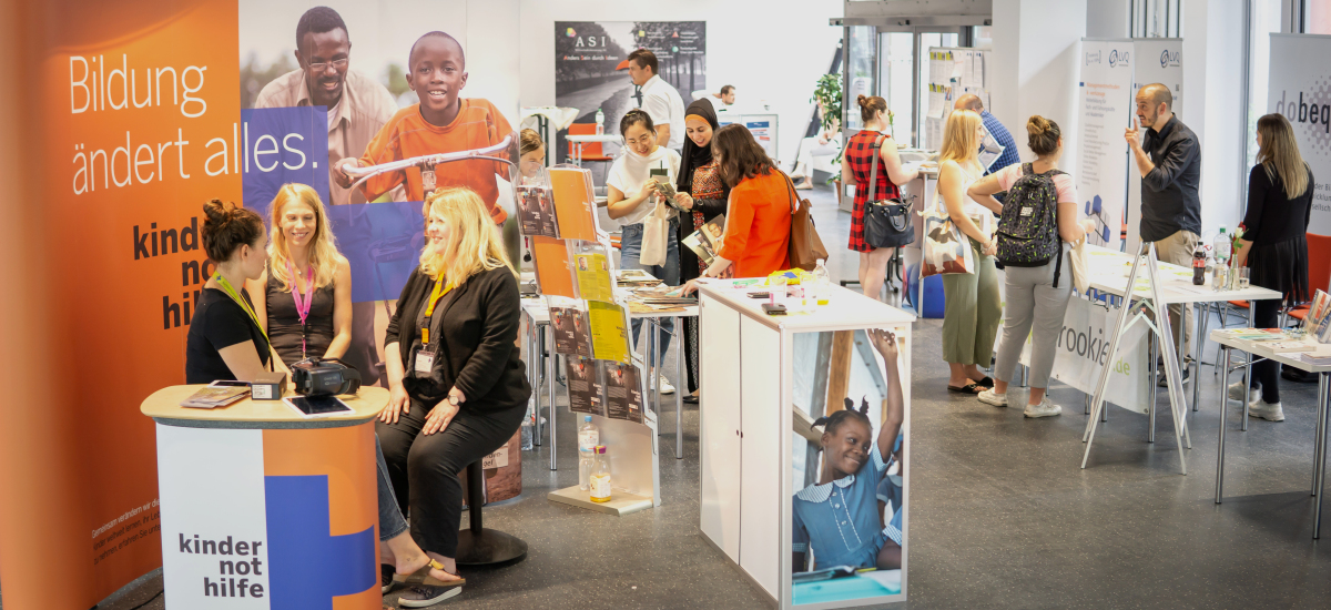 Bild einiger Studierender die sich auf dem KarriereTag 2019 an verschiedenen Ständen von Firmenrepräsentanten beraten lassen