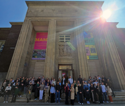 Gruppenfoto der Exkursionsteilnehmer:innen zur MAMA-Ausstellung.