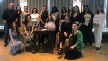 Gruppenfoto aller teilnehmenden Studierenden an der Lesung und beide Dozierenden: Michael Beißwenger und Liane Schüller.