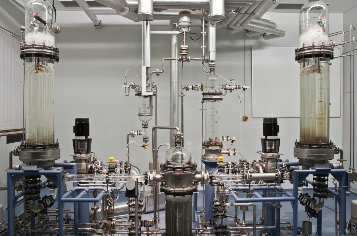 Foto zeigt ein Labor mit vielen verschiedenen Geräten, die miteinander verbunden sind 