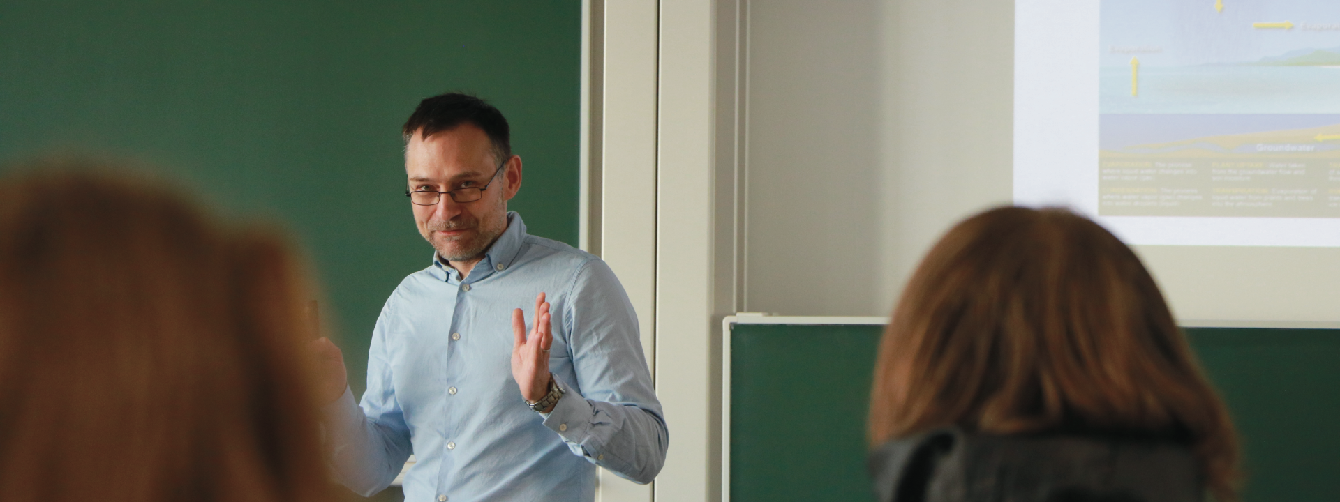 Im Bild ist ein Professor bei einer Schnuppervorlesung zur Analysis in Nahaufnahme 