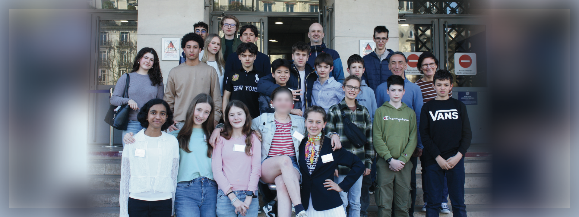 Die Schüler:innen des Lycée français aus Düsseldorf vor dem Kongressgebäude in Paris