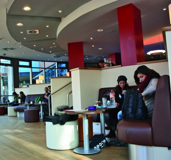 Studierende in einem gemütlichen Lernraum bei der Lektüre