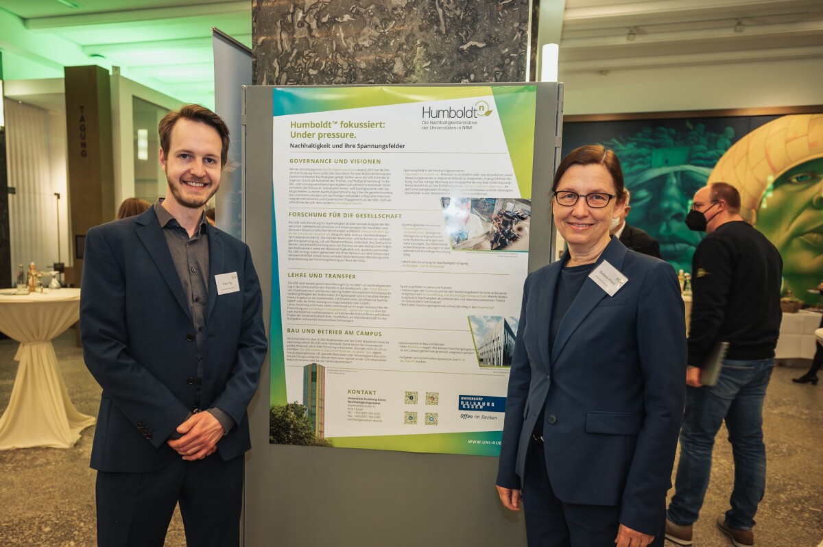 Prof. Dr. Barbara Albert und Franz Füg präsentieren die Nachhaltigkeitsaktivitäten der UDE bei der Auftaktveranstaltung von Humboldt N