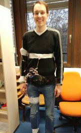 Student mit dem Prototyp der Sensorumgebung