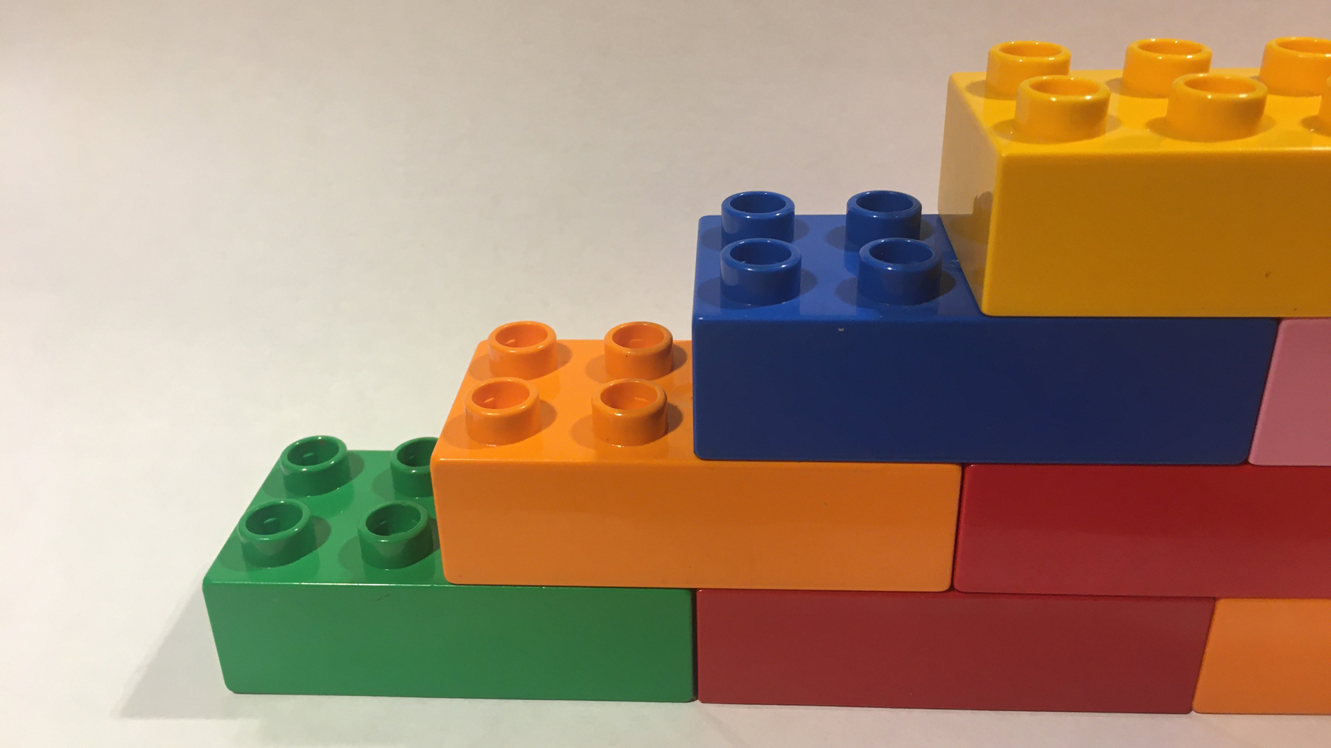 Treppe aus unterschiedlich farbigen, aber gleich großen Legosteinen gebaut