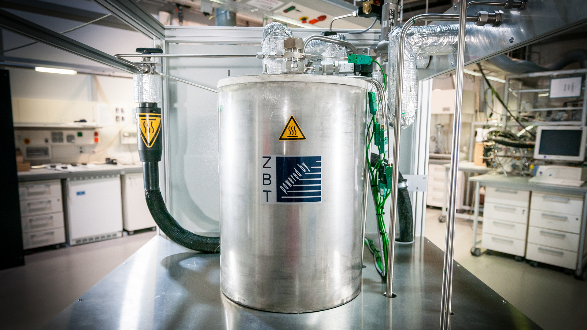 Der Ammoniak-Cracker steht als Edelstahl-Zylinder in der Mitte eines Labors.
