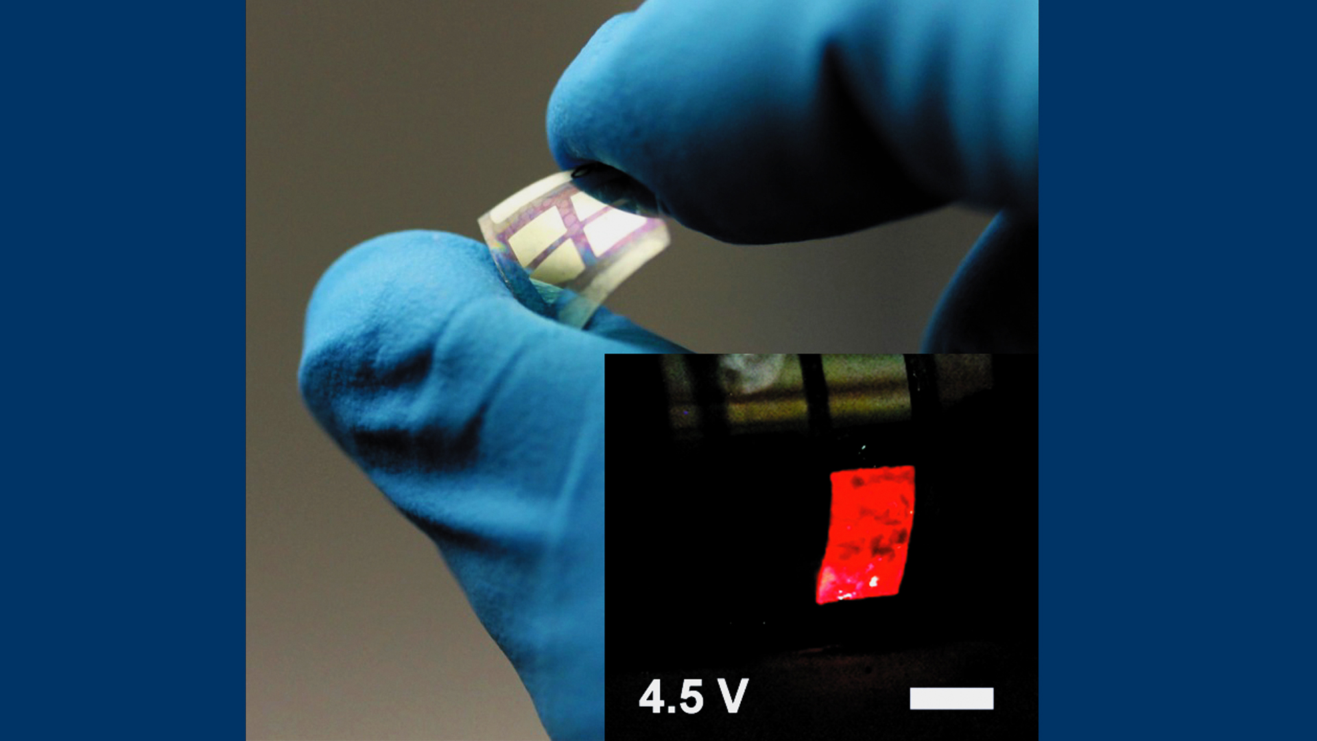Zwei Finger einer behandschuhten Hand halten das leicht gebogene Bauteil. Ein Bild im Bild zeigt ein rot leuchtendes Element.