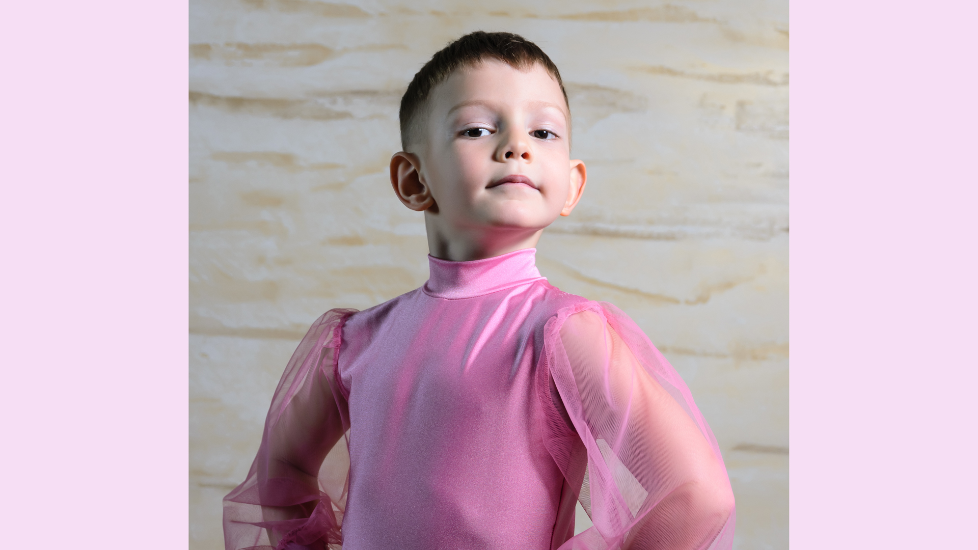 Junge posiert in rosa Ballettdress 
