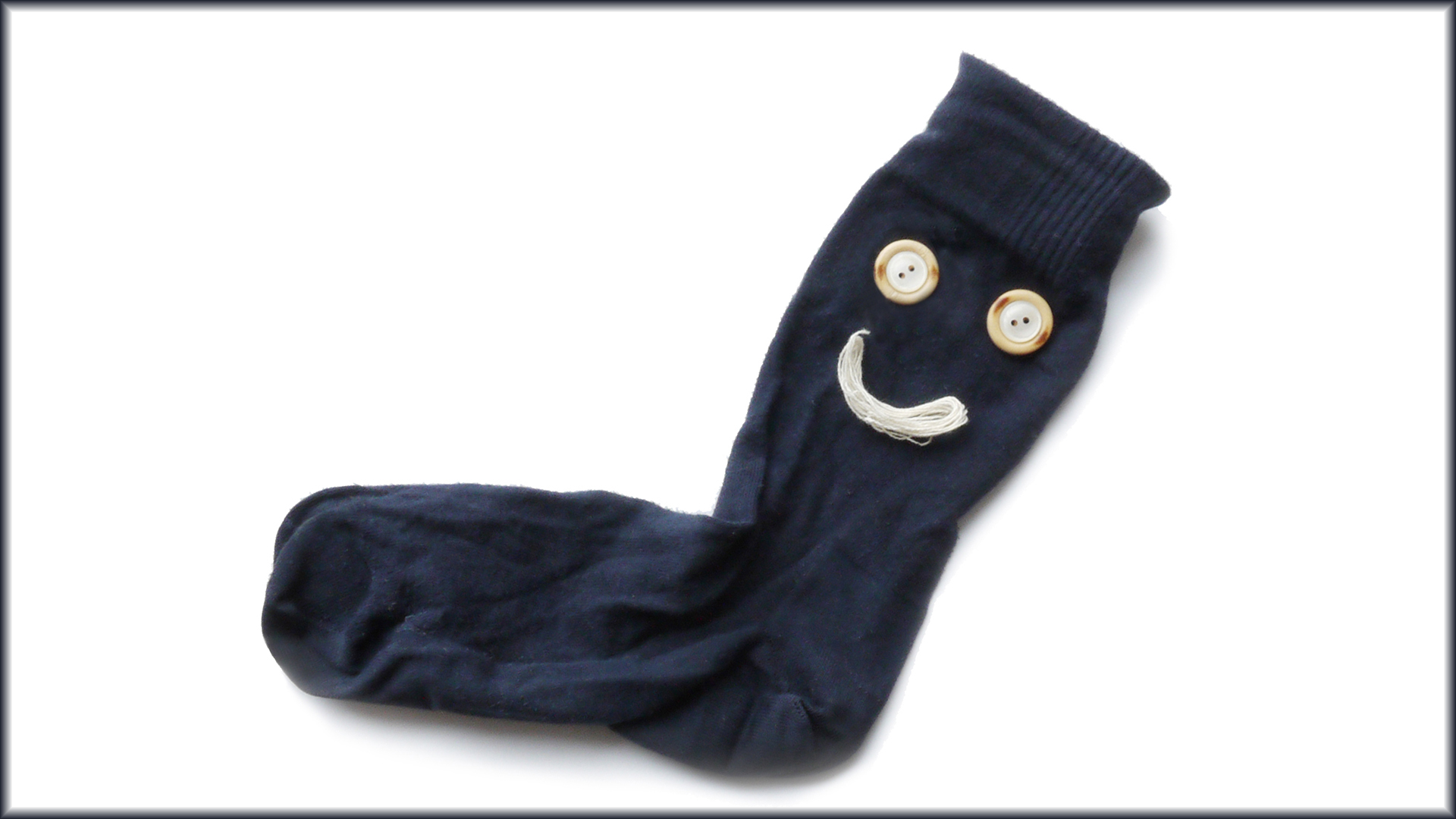 Socke, die ein lächelndes Gesicht unterhalb des Sockenbunds hat 