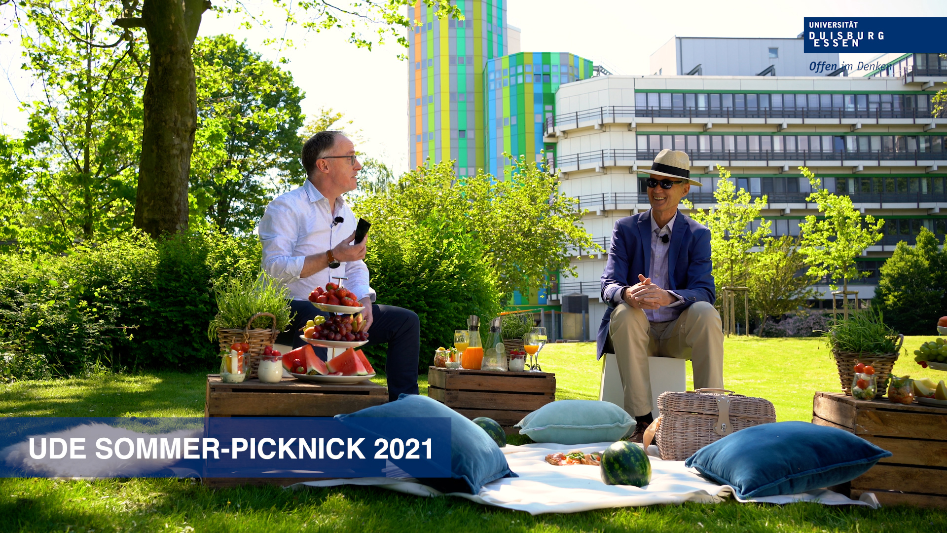 Kanzler und Rektor auf Picknick-Stühlen auf Essener Campuswiese
