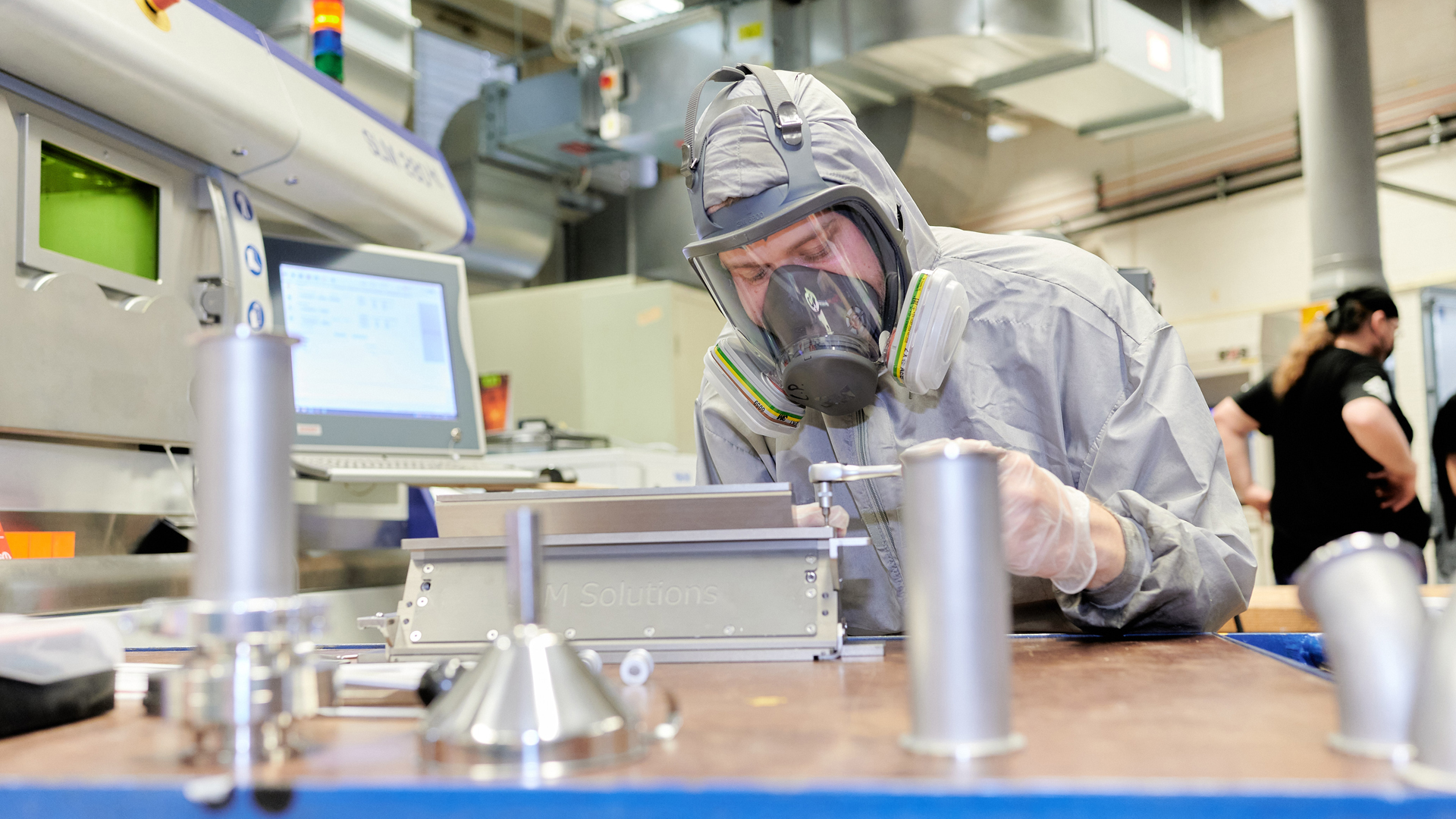 Ingenieur Christian Prange­ bereitet den Druck mit Metallpulver vor.