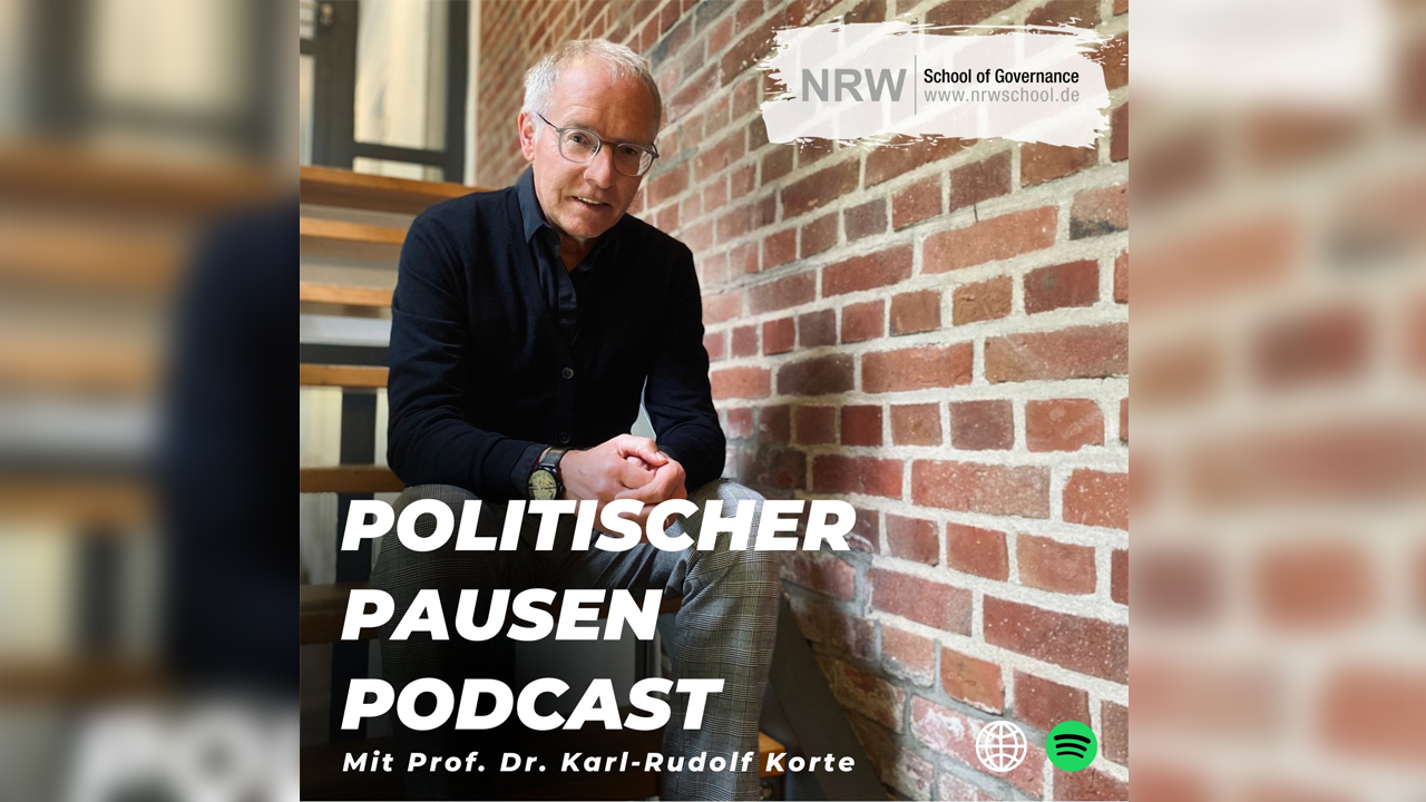 Prof. Karl-Rudolf Korte auf Treppe sitzend