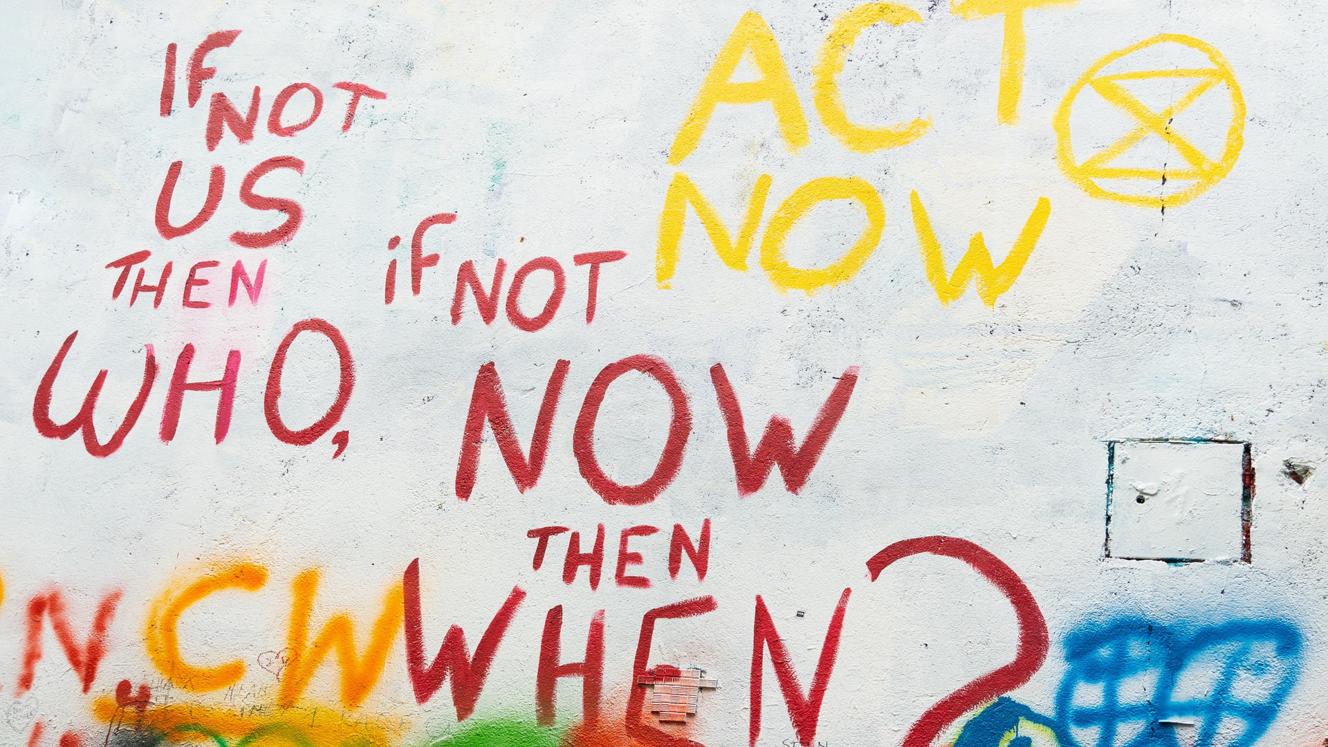 Graffito an weißer Wand: If not us then who, if not now then when?