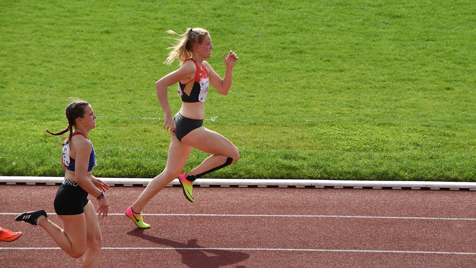 Hannah Peters vornweg beim 800-Meter-Sprint