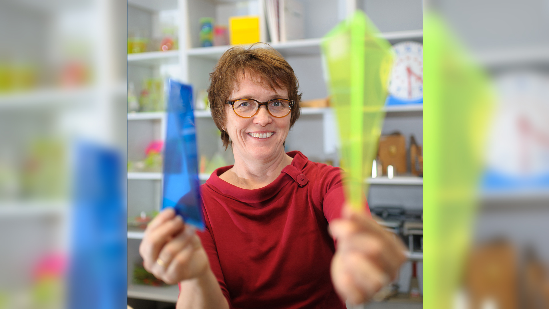 Portraitfoto von Bärbel Barzel. Sie hat kurze Haare und trägt eine Brille