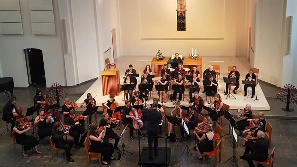 Orchster und Dirigent in Kirchenapsis