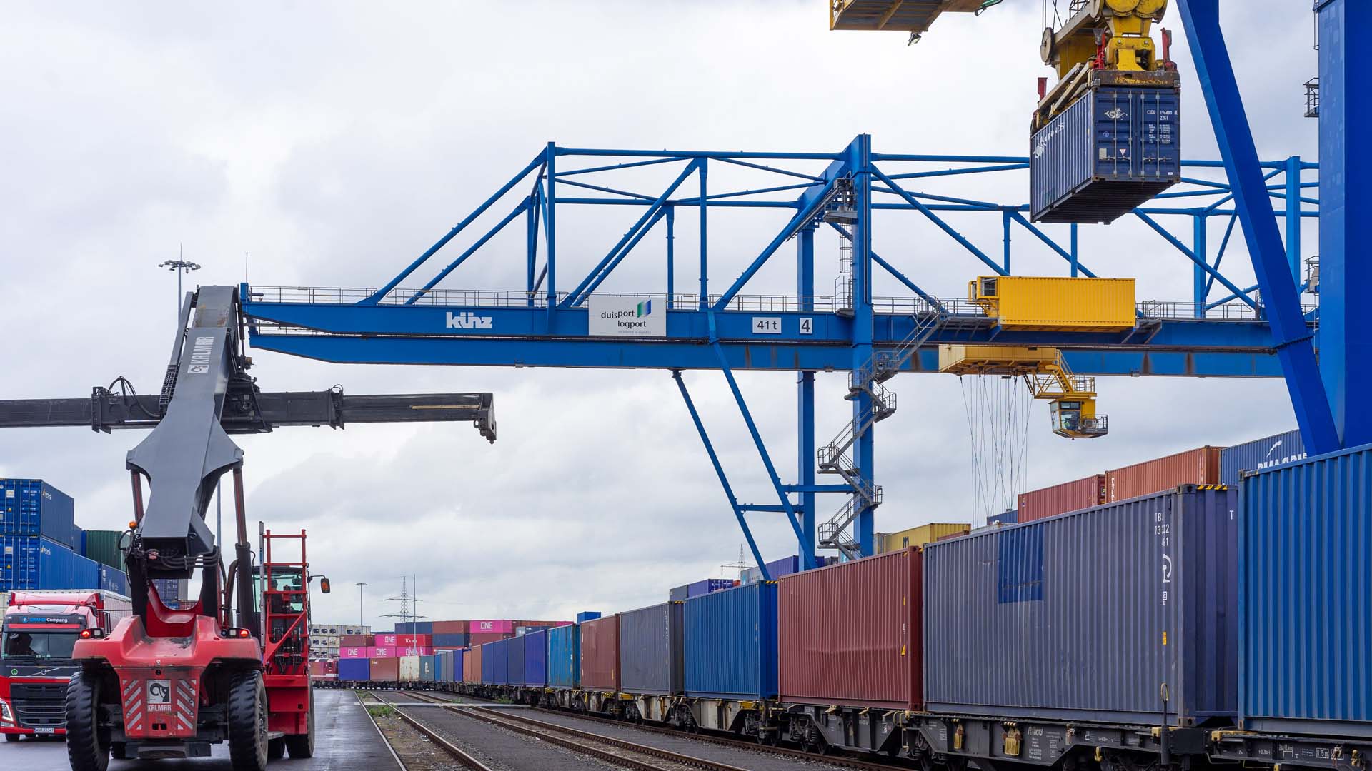Kran entlädt Container im Duisburger Hafen