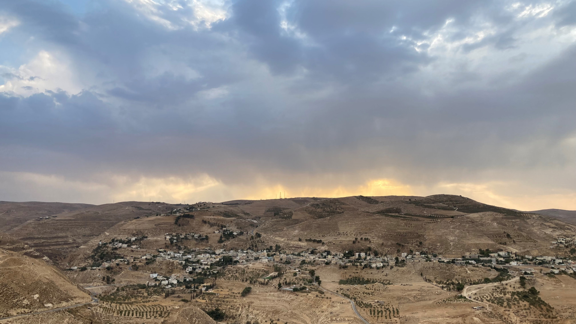 Blick von weit weg auf eine Stadt in sehr trockener Umgebung in Jordanien