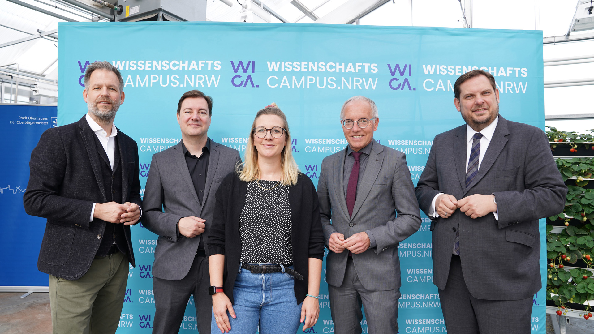 (v.l.): Dr. Martin Florack (WICA), Prof. Matthias Degen (Westfälische Hochschule), Lisa Debo (WICA), Prof. Karl-Rudolf Korte (UDE) sowie Oberhausens Oberbürgermeister Daniel Schranz.