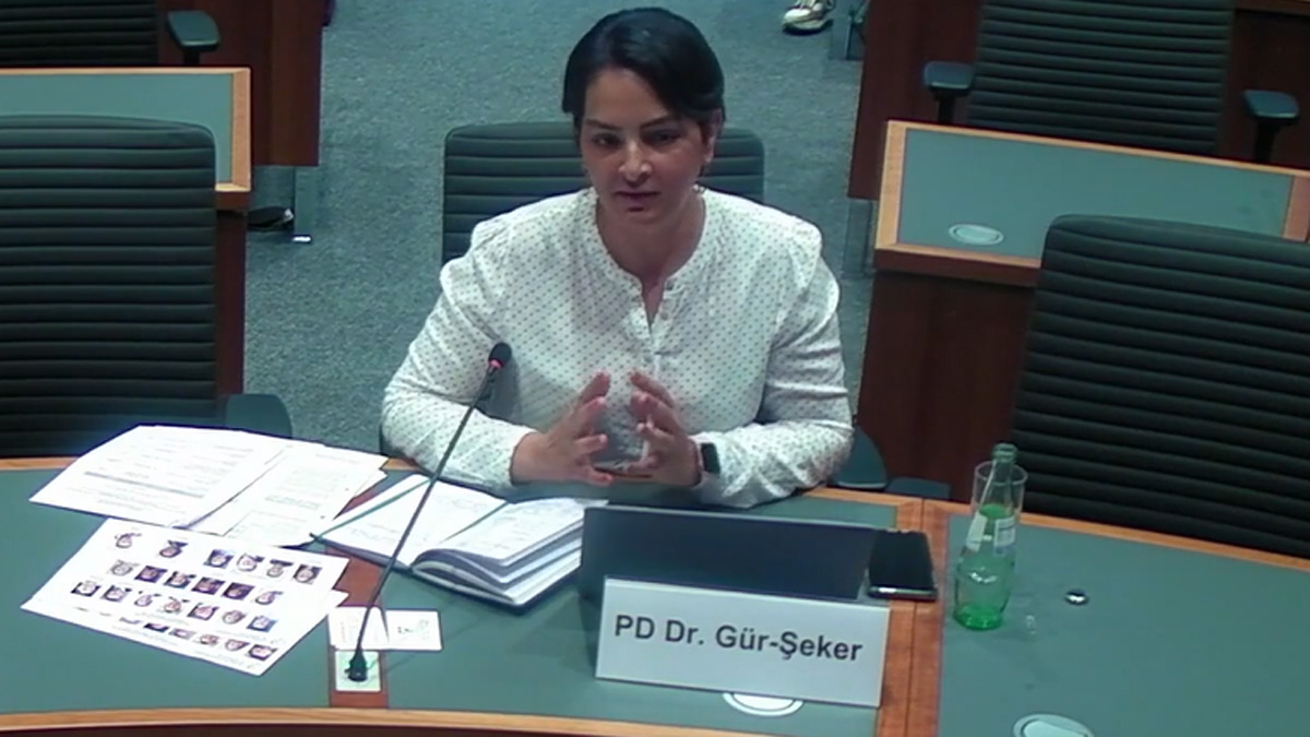 Priv.-Doz. Derya Gür-Şeker bei ihrer Stellungnahme vor dem Lantag. Ein Screenshot aus dem Video