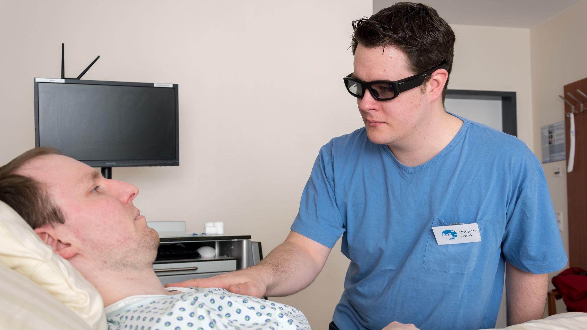 Ein Pfleger filmt mittels Smart Glass eine Situation mit einem Patienten