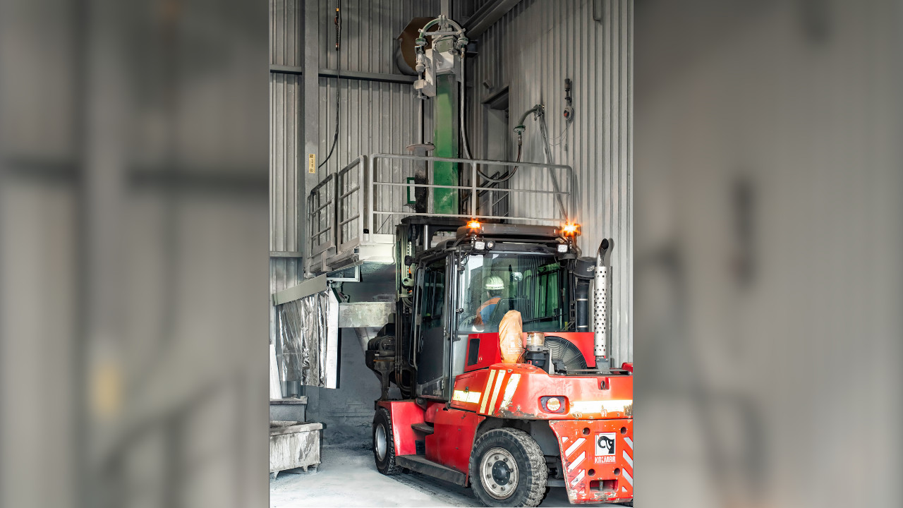 Tubular plant for injecting lime, a forklift truck in the foreground
