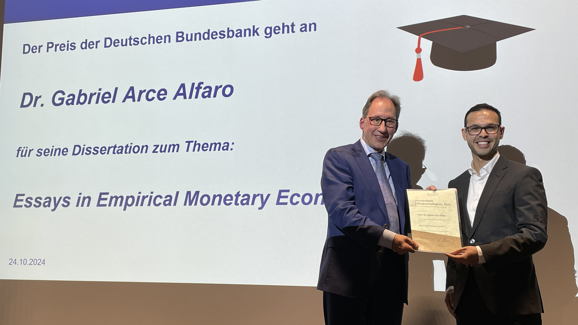 Christian Otto (l.), Präsident der Hauptverwaltung Nordrhein-Westfalen der Deutschen Bundesbank, überreicht Dr. Gabriel Arce Alfaro den Preis.