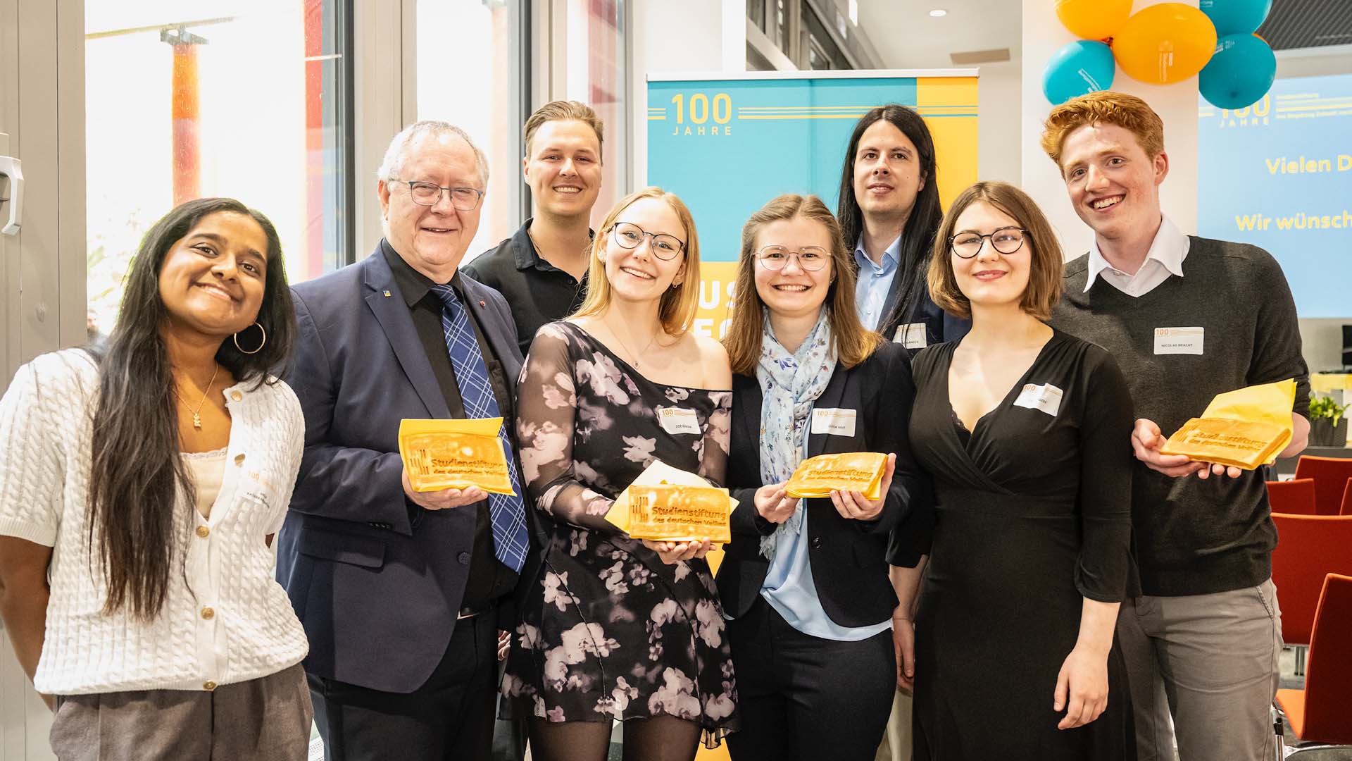 Gruppenbild mit Stipendiat:innen und dem Präsidenten der Studienstiftung und Rektor der Universität Bonn.