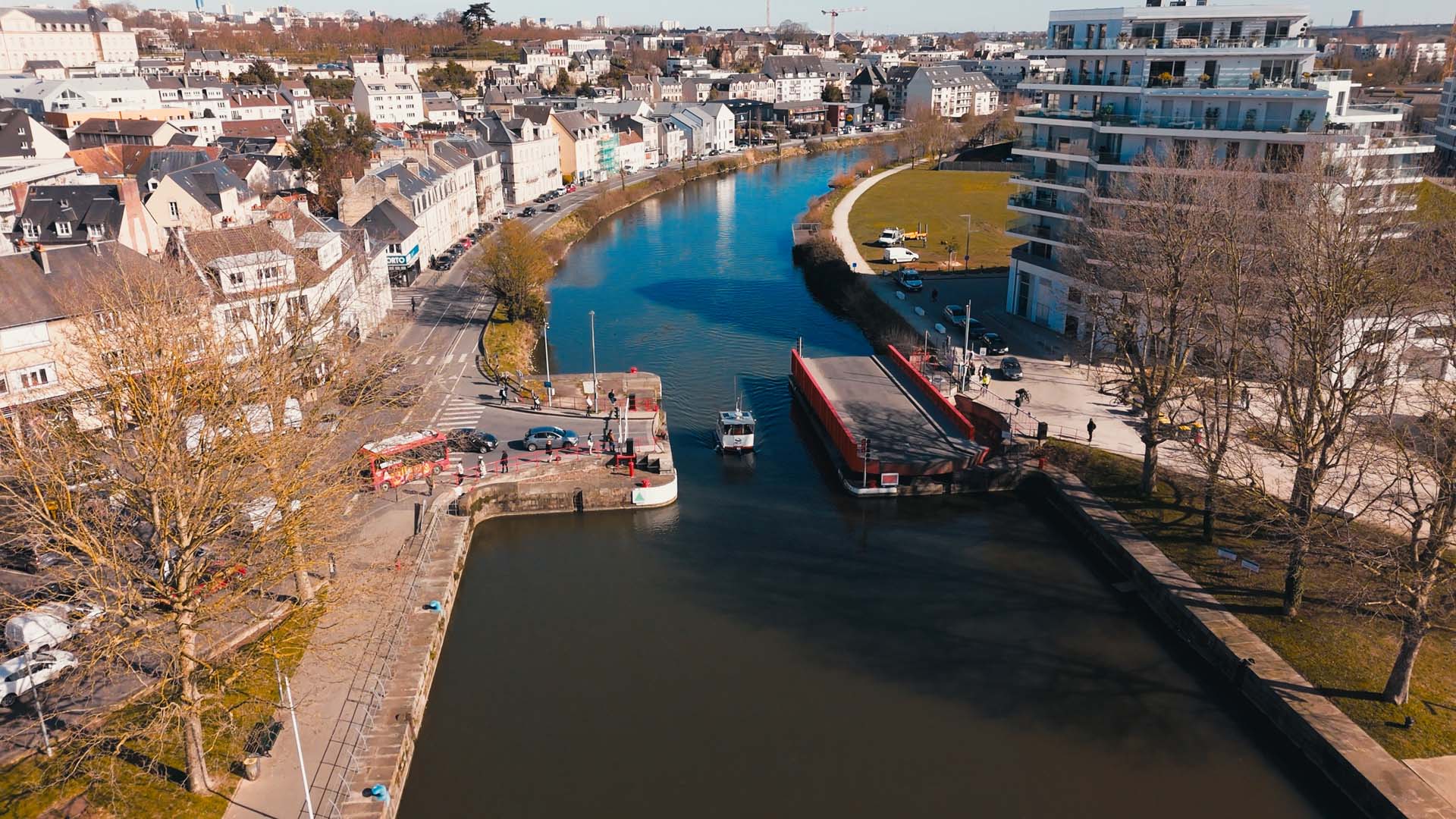 Die Pilotplattform auf einer Wasserstraße in der Innenstadt von Caen à la Mer. 