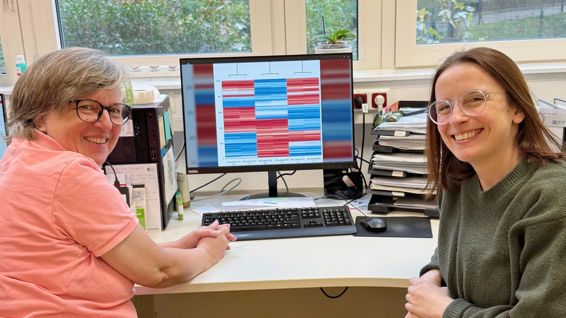 Prof. Dr. Anke Hinney (li) und Dr. Luisa Rajcsanyi (re) bei der Auswertung von Methylierungsmustern. 