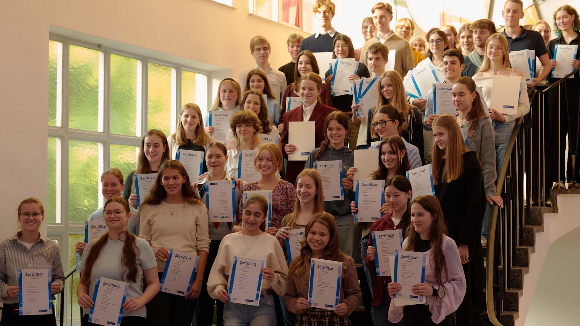 Schüler:innen mit ihren Zertifikaten