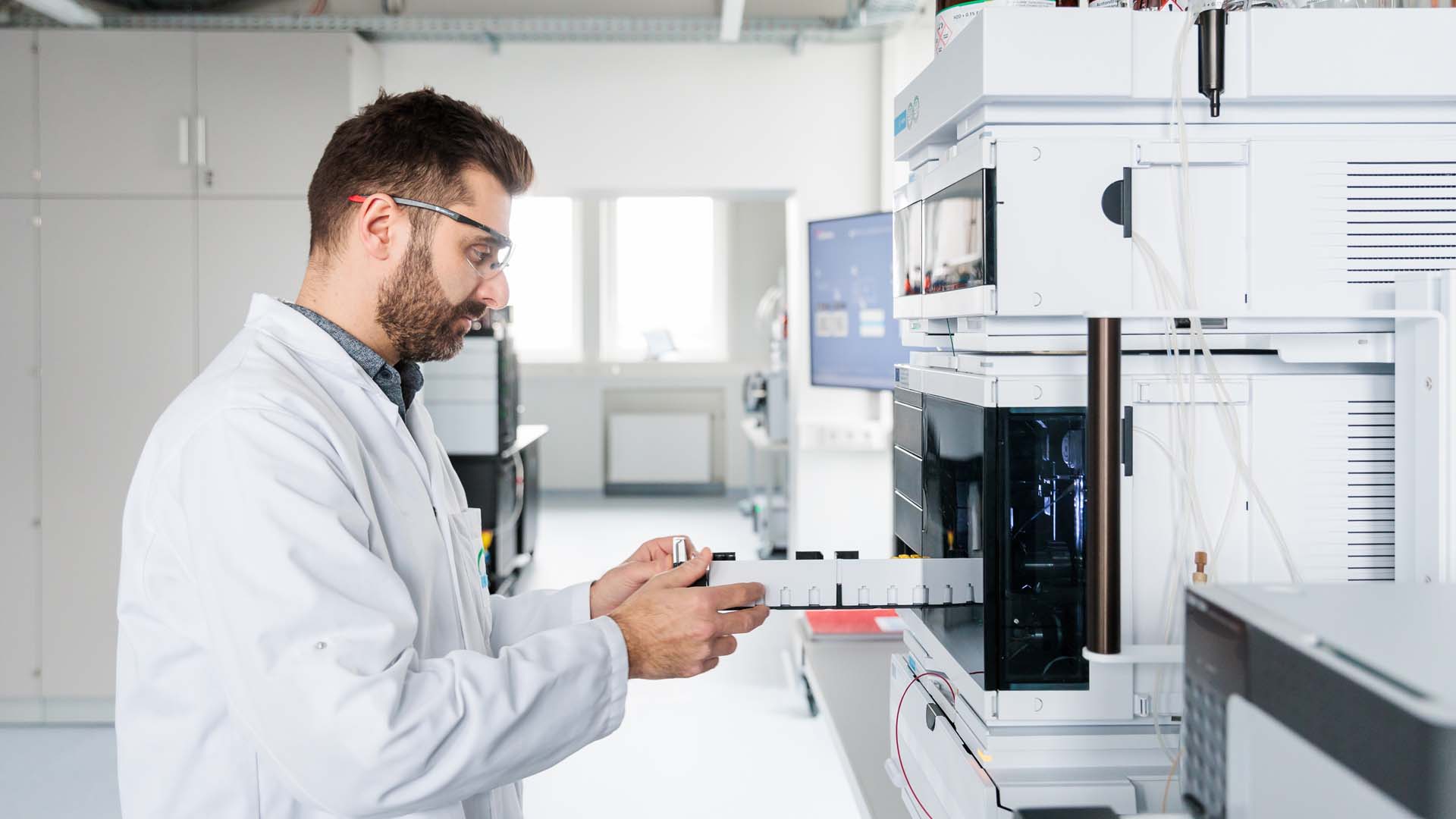 Ein Mann in einem Labor