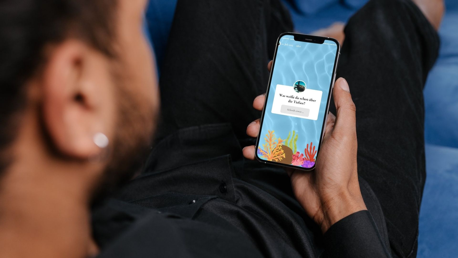 Ein Mann schaut auf sein Smartphone und liest die Frage 