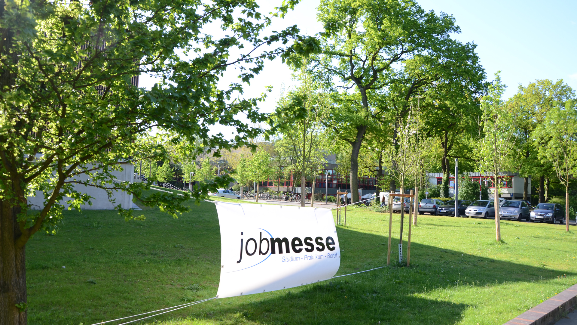 Jobmesse-Banner vor Hörsaalzentrum Campus Duisburg