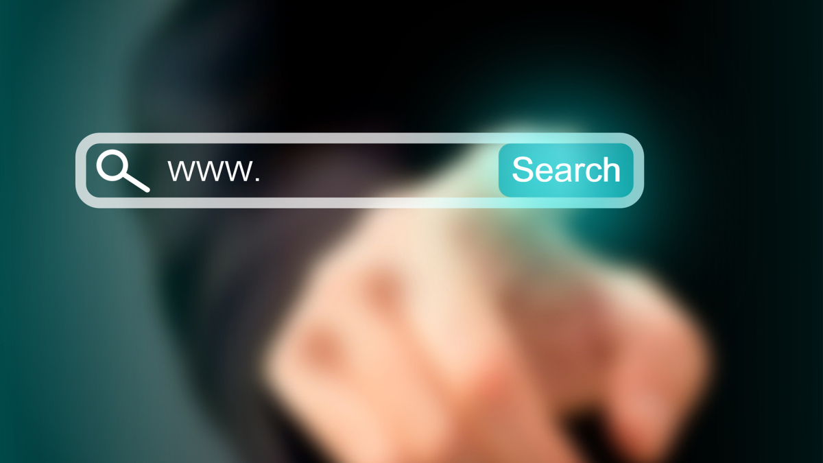 Fotomontage aus einem Suchfeld und einer Hand, die darauftippt