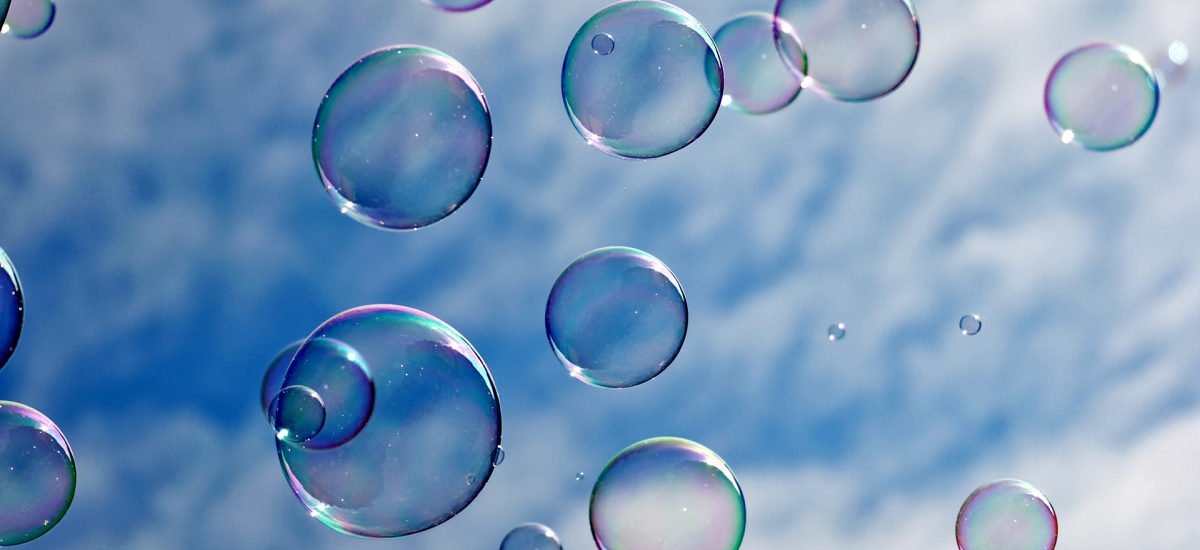 Пузырек представляет собой. Фон пузыри. Фон мыльные пузыри. Мыльные пузыри в небе. Мыльные пузыри на фоне неба.